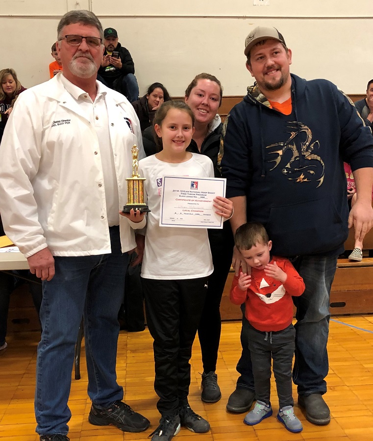 190112 Hoop Shoot 1 Lillian Hollenbeck of Sunnyslope Elementary 8 9 year old winner with Hoop Shoot Director Joel Buoy and her proud family