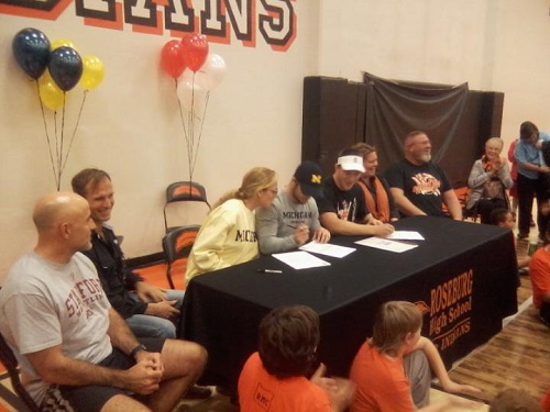 161109 RHS wrestlers sign